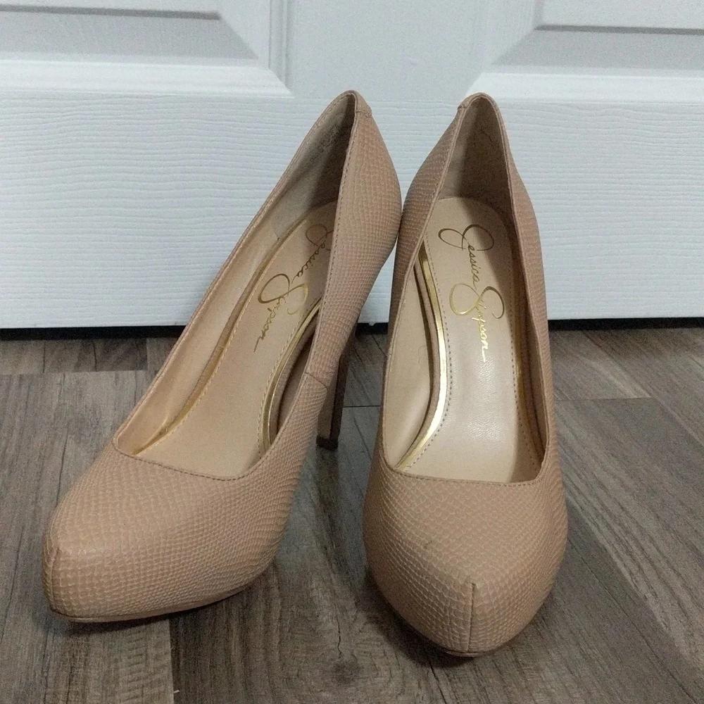 #283Jessica Simpson Women's Tobee Platform Pump Soft Tan Color. 4" Heel Size: 8M - Picture 2 of 12